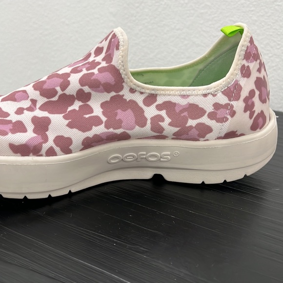 OOFOS oomg eezee 10 Women's Pink and White Slip-On Shoes - Picture 7 of 13